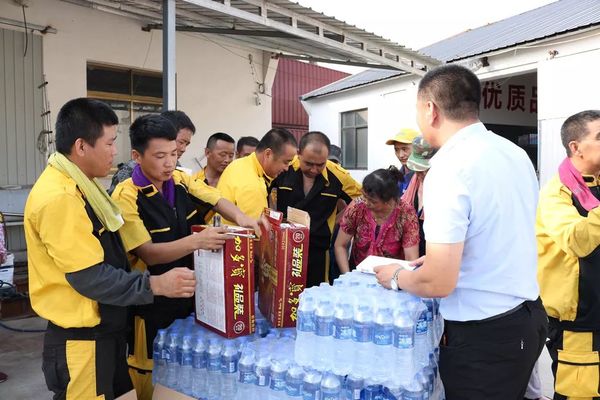 乾港集團(tuán)高層慰問(wèn)一線員工 乾港集團(tuán)高層慰問(wèn)一線員工